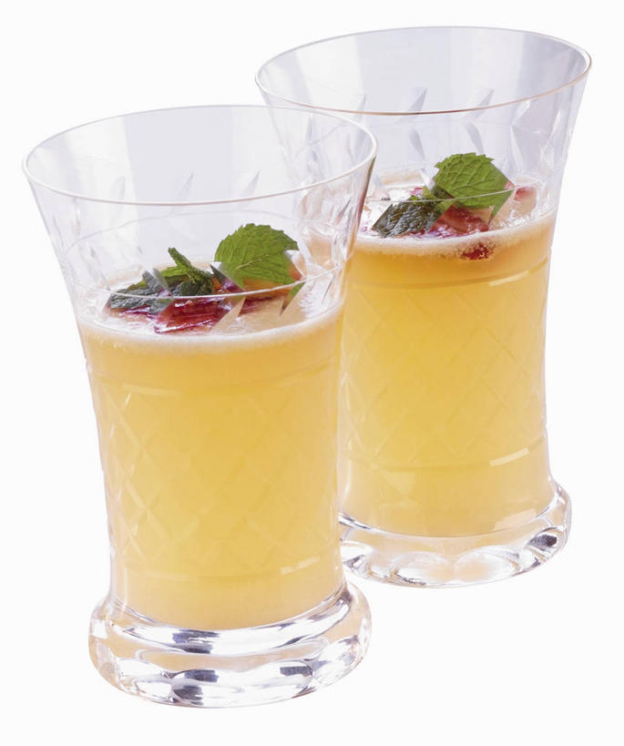 果汁,无人,竖图,俯视,室内,特写,白天,白色背景,桌面,桌子,香蕉,杯子,水果,叶子,阴影,新鲜,反射,木制,影子,生食,食品,果实,绿叶,饮品,玻璃制品,食物,饮料,两个,木制品,水杯,嫩叶,摄影,有机食品,绿色食品,影棚,苏打,可口,山莓,树莓,三月泡,四月泡,山抛子,刺葫芦,悬钩子,馒头菠,高脚菠,龙船泡,泡儿刺,碳酸钠,适口,化学物质,纯碱,碱面,叶,叶片,玻璃杯,甘蕉,彩图,高角度拍摄,影棚拍摄,拍摄