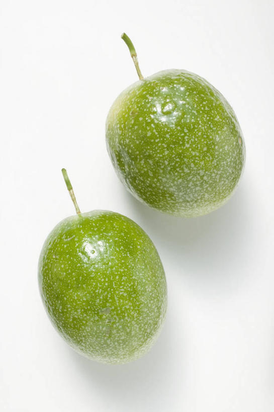 无人,竖图,俯视,室内,特写,白天,白色背景,桌面,桌子,水果,阴影,新鲜,反射,木制,影子,生食,食品,果实,食物,两个,绿色,木制品,百香果,西番莲,摄影,有机食品,绿色食品,影棚,鸡蛋果,受难果,巴西果,彩图,高角度拍摄,影棚拍摄,拍摄