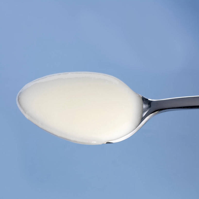 牛奶,无人,方图,俯视,室内,特写,白天,金属制品,阴影,蓝色背景,反射,金属,影子,勺子,饮品,营养,酸奶,饮料,一个,白色,调羹,汤匙,摄影,影棚,单个,乳制品,奶,发酵,优格,优酪乳,彩图,高角度拍摄,影棚拍摄,拍摄