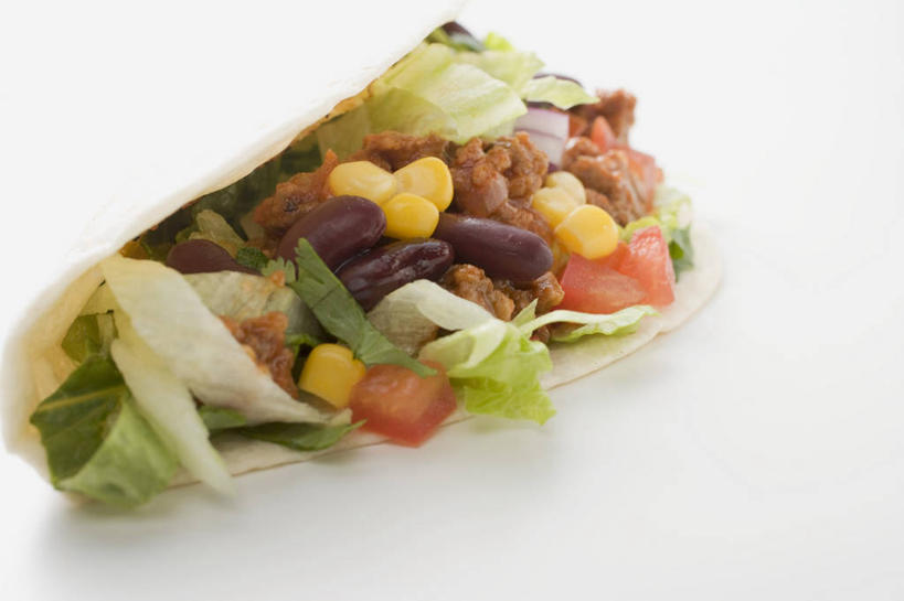 点心,无人,横图,俯视,室内,特写,白天,白色背景,玉米,桌面,桌子,蔬菜,西红柿,阴影,新鲜,反射,木制,棒子,影子,生菜,莴苣,玉蜀黍,食品,文化,饼,小吃,食物,糕点,木制品,甜食,摄影,有机食品,绿色食品,影棚,苞米,苞芦,玉米饼,苞谷,春菜,鹅仔菜,莴仔菜,千金菜,包谷,大蜀黍,番麦,薏米包,玉高粱,玉麦,珍珠米,叶用莴苣,番茄,彩图,高角度拍摄,影棚拍摄,拍摄