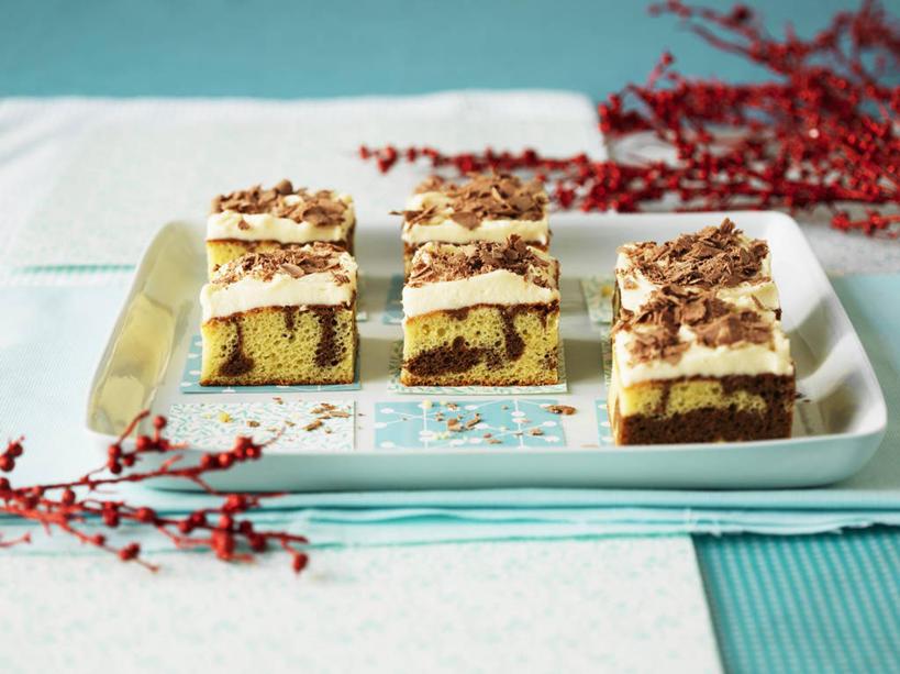 点心,无人,横图,俯视,室内,特写,白天,下午茶,植物,桌面,桌子,餐具,阴影,盛开,反射,木制,碟子,盘,影子,食品,枝条,花蕾,花,花瓣,花朵,鲜花,树,树木,树枝,食物,糕点,盘子,餐巾,木制品,碟,花苞,花蕊,虬枝,枝杈,大理石蛋糕,保洁方巾,口布,彩图,高角度拍摄,蛋糕