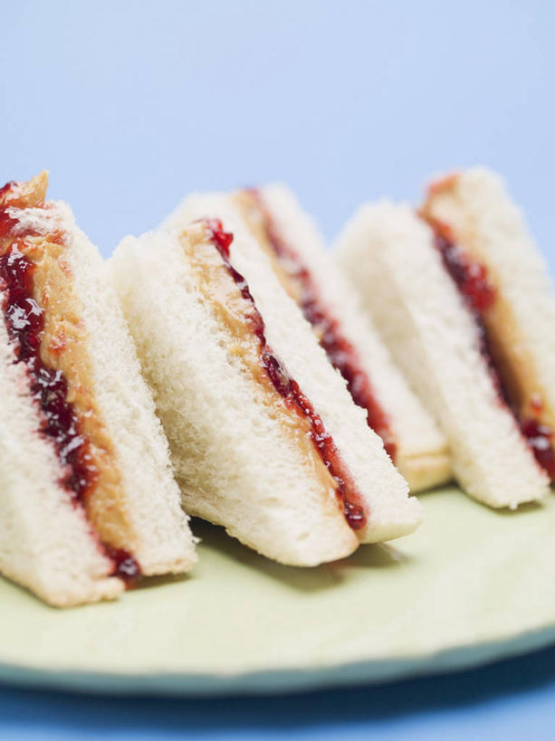 点心,面包,无人,竖图,俯视,室内,特写,白天,烹饪,西餐,桌面,桌子,餐具,阴影,蓝色背景,反射,木制,碟子,盘,影子,调料,酱料,酱汁,佐料,三明治,料理,食品,面点,调味品,调味料,酱,菜肴,美食,食物,糕点,一个,盘子,木制品,碟,快餐,花生酱,西式,摄影,佳肴,影棚,单个,西式快餐,白面包,三文治,彩图,高角度拍摄,影棚拍摄,拍摄