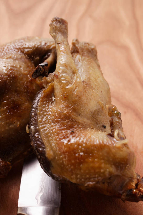 无人,竖图,俯视,室内,特写,白天,桌面,桌子,金属制品,两块,阴影,朦胧,模糊,反射,金属,木制,工具,影子,肉,刀具,肉类,木制品,刀,菜刀,肉食,切菜刀,彩图,高角度拍摄