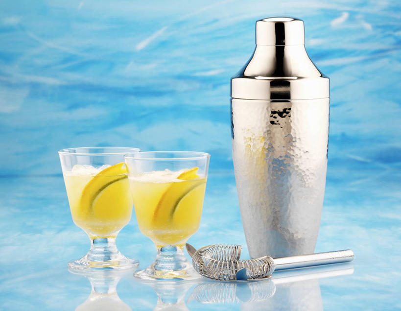 果汁,无人,横图,室内,特写,白天,正面,桌面,桌子,柑橘,杯子,水果,金属制品,阴影,新鲜,反射,金属,木制,高脚杯,滤器,影子,勺子,生食,橙汁,食品,果实,调酒器,红酒杯,饮品,玻璃制品,食物,饮料,两个,一个,酒杯,木制品,有机食品,绿色食品,单个,调酒壶,葡萄酒杯,可口,漏勺,调酒瓶,雪克杯,雪克壶,摇酒壶,摇酒器,适口,玻璃杯,橘子,桔子,橙子,橙,彩图