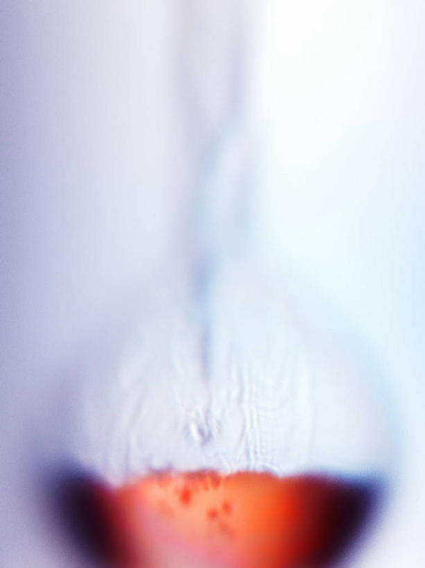 无人,竖图,室内,特写,白天,正面,实验,仪器,水,阴影,朦胧,模糊,研究,透明,反射,分析,化学,测试,烧瓶,液体,影子,水滴,玻璃制品,一个,红色,玻璃瓶,瓶子,器皿,单个,下降,降落,玻璃仪器,试验耗材,实验用品,圆底烧瓶,降低,下跌,下落,彩图