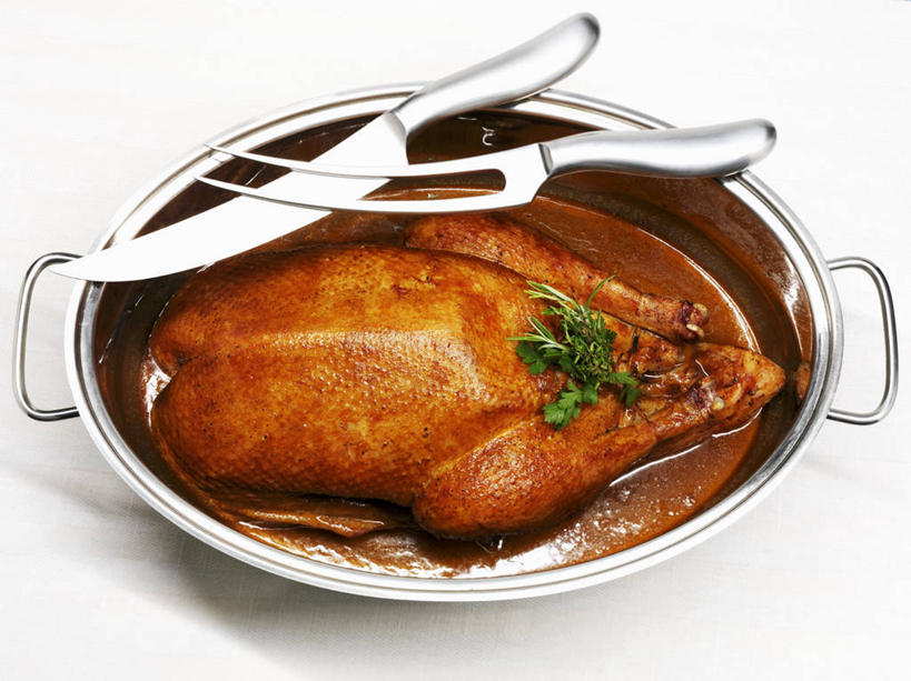 无人,横图,俯视,室内,特写,白天,白色背景,烹饪,桌面,桌子,餐具,厨具,金属制品,阴影,反射,金属,木制,叉子,刀叉,刀子,锅子,影子,调料,酱料,酱汁,肉,佐料,调味品,调味料,锅,酱,肉类,一个,木制品,摄影,影棚,单个,煎锅,锅具,餐刀,肉食,烹饪用具,餐叉,进餐用具,烹调用具,烹调,彩图,高角度拍摄,影棚拍摄,拍摄,鹅肉