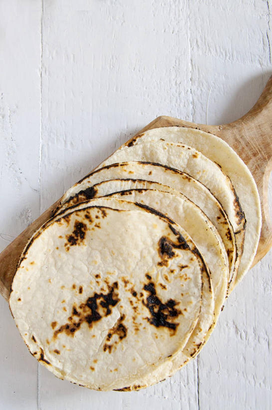 点心,无人,竖图,俯视,室内,特写,白天,白色背景,餐桌,桌子,一块,一排,许多,阴影,整齐,反射,木制,影子,食品,案板,很多,文化,饼,小吃,砧板,食物,糕点,排列,木制品,甜食,摄影,影棚,餐台,堆,队列,玉米饼,彩图,高角度拍摄,影棚拍摄,拍摄