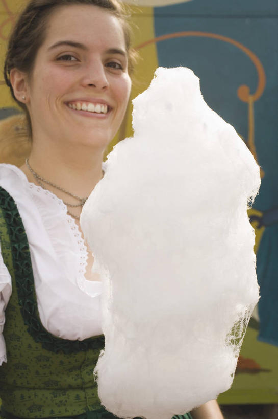 西方人,一个人,站,笑,微笑,露齿笑,竖图,室外,白天,正面,民族服装,裙子,欧洲,欧洲人,仅一个年轻女性,仅一个女性,仅一个人,连衣裙,节日,朦胧,模糊,庆祝,食品,糖,糖果,甜点,甜品,软糖,注视,文化,棉花糖,食物,啤酒节,甜食,观察,看,站着,庆典,观看,纪念,察看,关注,慕尼黑啤酒节,年轻女性,女人,女性,白种人,站立,半身,彩图,传统服装,民俗服