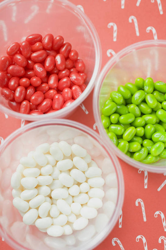 无人,竖图,俯视,室内,特写,白天,餐桌,桌子,杯子,一堆,许多,阴影,堆叠,堆积,反射,布料,影子,塑料,食品,糖,糖果,甜点,甜品,软糖,很多,布纹,桌布,食物,三个,红色,绿色,白色,餐巾,塑料制品,台布,甜食,餐台,塑料杯,堆,糖豆,彩图,高角度拍摄