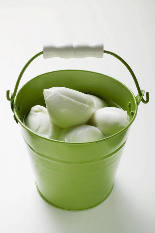 奶酪,无人,竖图,俯视,室内,特写,白天,白色背景,餐桌,桌子,一堆,许多,阴影,堆叠,堆积,反射,铁桶,桶,影子,干酪,起司,芝士,很多,营养,一个,绿色,容器,乳酪,摄影,影棚,单个,餐台,储藏,堆,乳制品,储存,发酵,马苏里拉,马苏里拉奶酪,马祖里拉,莫扎雷拉,莫兹瑞拉,莫扎里拉,彩图,高角度拍摄,影棚拍摄,拍摄,贮存