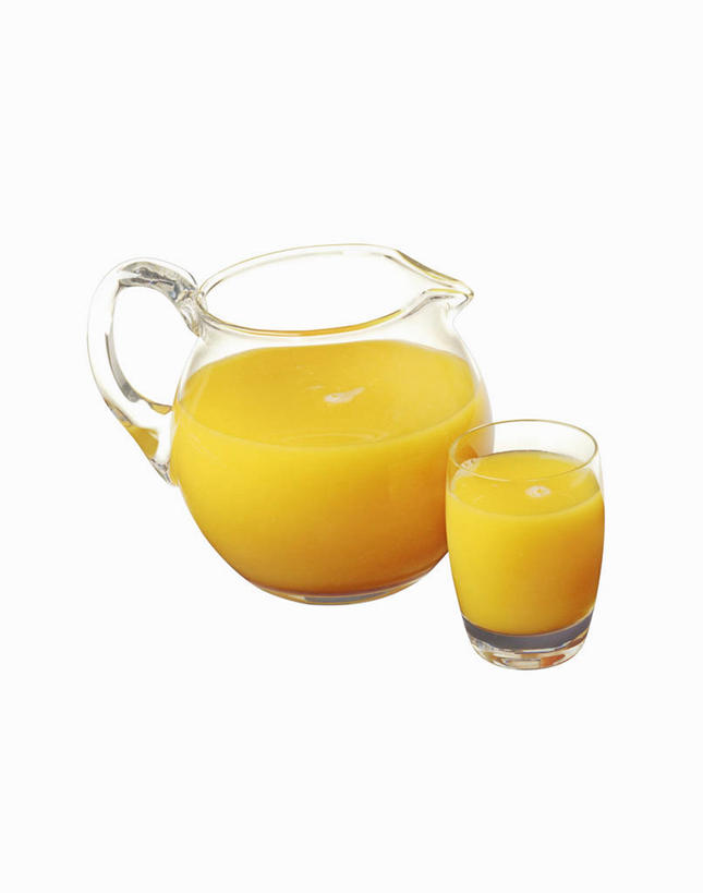 果汁,无人,竖图,俯视,室内,特写,白天,白色背景,餐桌,桌子,柑橘,杯子,阴影,反射,影子,橙汁,饮品,玻璃制品,饮料,两个,水杯,橙色,摄影,影棚,餐台,可口,适口,玻璃杯,橘子,桔子,橙子,橙,彩图,高角度拍摄,影棚拍摄,拍摄