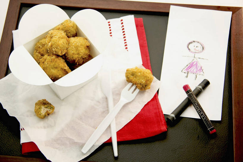 无人,横图,俯视,室内,特写,白天,烹饪,餐桌,桌子,餐具,一堆,阴影,堆叠,堆积,反射,叉子,刀叉,刀子,影子,纸盒,鸡肉,肉,油炸,料理,食品,鸡块,菜肴,美食,肉类,盒子,食物,包装盒,容器,佳肴,餐台,储藏,堆,储存,餐刀,炸鸡块,肉食,餐叉,进餐用具,彩图,高角度拍摄,贮存