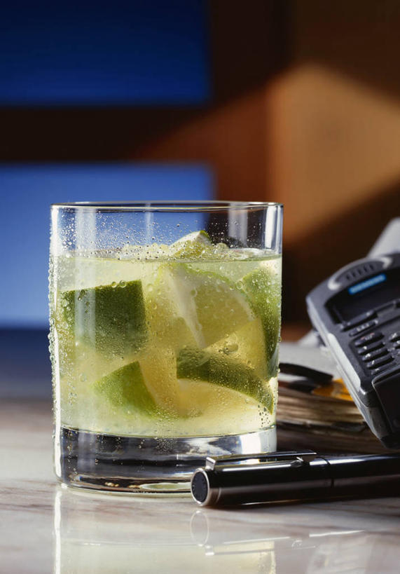 无人,竖图,室内,特写,白天,正面,餐桌,桌子,杯子,水果,切开,阴影,朦胧,模糊,新鲜,反射,笔,影子,生食,食品,果实,办公用品,酒类,一杯,文化,水笔,玻璃制品,酒,文具,食物,饮料,一个,水杯,学习用品,鸡尾酒,切,调酒,有机食品,绿色食品,单个,餐台,文具用品,创造,剖面,想象,切面,酸橙,代代,盖比丽娜鸡尾酒,玻璃杯,橙子,橙,彩图