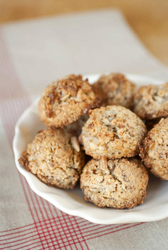 点心,无人,竖图,俯视,室内,特写,白天,餐桌,桌子,杏仁,餐具,一堆,许多,阴影,堆叠,堆积,反射,碟子,盘,影子,食品,很多,食物,一个,盘子,碟,饼干,零食,单个,餐台,堆,杏子,杏梅仁,杏核仁,木落子,苦杏仁,彩图,高角度拍摄,杏仁饼干,意大利杏仁饼干