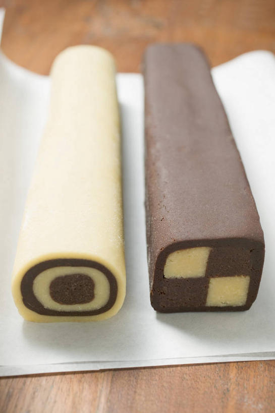 点心,无人,竖图,俯视,室内,特写,白天,下午茶,餐桌,桌子,两根,阴影,反射,包装,包装纸,铝箔纸,锡箔纸,影子,纸,食品,褐色,纸张,食物,糕点,白色,餐台,包装材料,蛋糕卷,锡箔,海绵蛋糕,瑞士卷,铝箔,戚风蛋糕,彩图,高角度拍摄,蛋糕