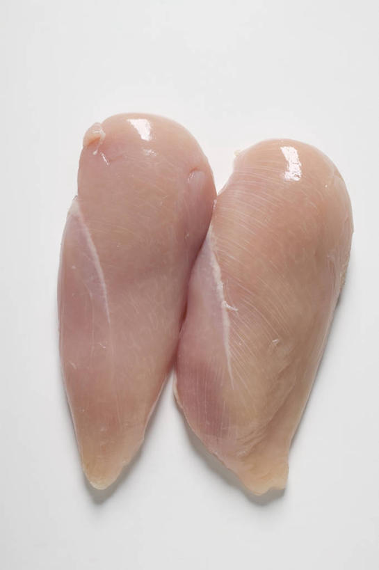 无人,竖图,俯视,室内,特写,白天,白色背景,餐桌,桌子,两块,阴影,新鲜,反射,影子,鸡肉,肉,生食,肉类,摄影,影棚,餐台,肉食,彩图,高角度拍摄,影棚拍摄,拍摄