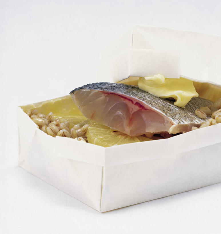 无人,竖图,俯视,室内,特写,白天,白色背景,烹饪,西餐,餐桌,桌子,柠檬,水果,阴影,新鲜,反射,鱼,影子,纸盒,肉,生食,鱼肉,黄油,料理,食品,果实,菜肴,美食,肉类,鱼类,盒子,食物,一个,包装盒,西式,摄影,佳肴,有机食品,绿色食品,影棚,单个,餐台,乳制品,白脱油,肉食,乳脂,大口黑鲈,黑鲈,加州鲈鱼,益母果,柠果,彩图,高角度拍摄,影棚拍摄,拍摄