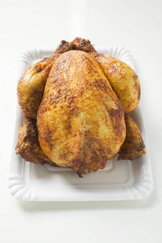 无人,竖图,俯视,室内,特写,白天,白色背景,餐桌,桌子,餐具,阴影,反射,碟子,盘,影子,鸡肉,肉,肉类,一个,白色,盘子,碟,烤鸡,摄影,影棚,单个,餐台,肉食,彩图,高角度拍摄,影棚拍摄,拍摄