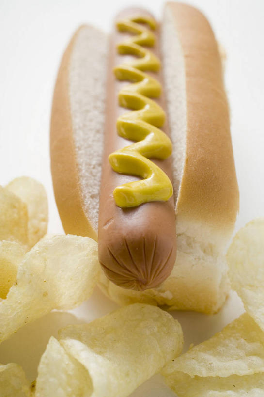 点心,面包,芥末,无人,竖图,俯视,室内,特写,白天,白色背景,烹饪,西餐,餐桌,桌子,阴影,反射,影子,调料,酱料,酱汁,肉,香肠,佐料,料理,食品,面点,腊肠,热狗,调味品,调味料,薯片,酱,菜肴,美食,肉类,食物,糕点,一个,黄色,快餐,西式,摄影,佳肴,影棚,单个,餐台,肉食,西式快餐,垃圾食品,芥末酱,彩图,高角度拍摄,影棚拍摄,拍摄,芥辣,芥辣酱,美式芥末,美式芥末酱