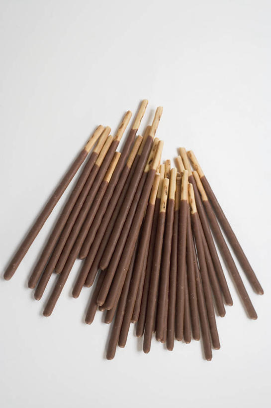 点心,无人,竖图,俯视,室内,特写,白天,白色背景,餐桌,桌子,一堆,许多,阴影,堆叠,堆积,反射,影子,食品,褐色,食物,零食,巧克力,日式,摄影,影棚,餐台,朱古力,堆,百奇,彩图,高角度拍摄,影棚拍摄,拍摄