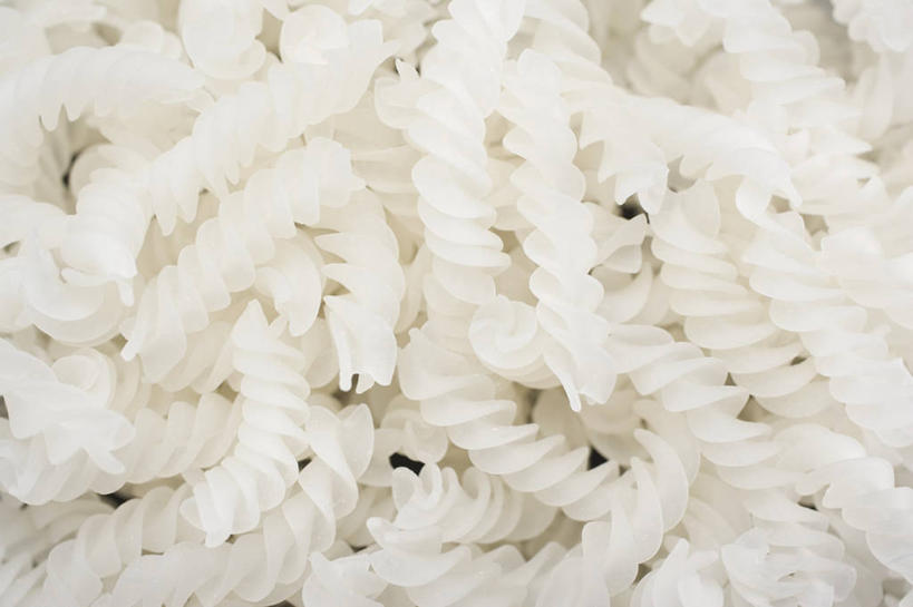 面食,面条,意大利面,无人,横图,俯视,室内,特写,白天,西餐,一堆,许多,阴影,堆叠,堆积,朦胧,模糊,反射,影子,面,料理,食品,食物,白色,西式,堆,螺旋面,卫生,纯真,洁净,光明,恬静,中间色,朴素,清白,彩图,高角度拍摄