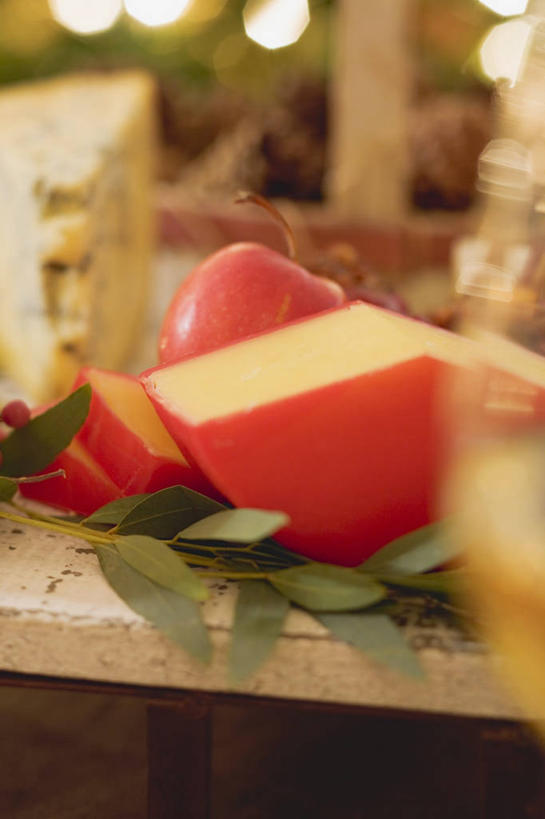 奶酪,无人,竖图,俯视,室内,特写,白天,餐桌,桌子,叶子,圣诞节,阴影,节日,庆祝,反射,影子,干酪,起司,绿叶,芝士,营养,文化,庆典,嫩叶,乳酪,餐台,纪念,乳制品,发酵,爱达姆干酪,红波奶酪,红波芝士,叶,叶片,彩图,高角度拍摄