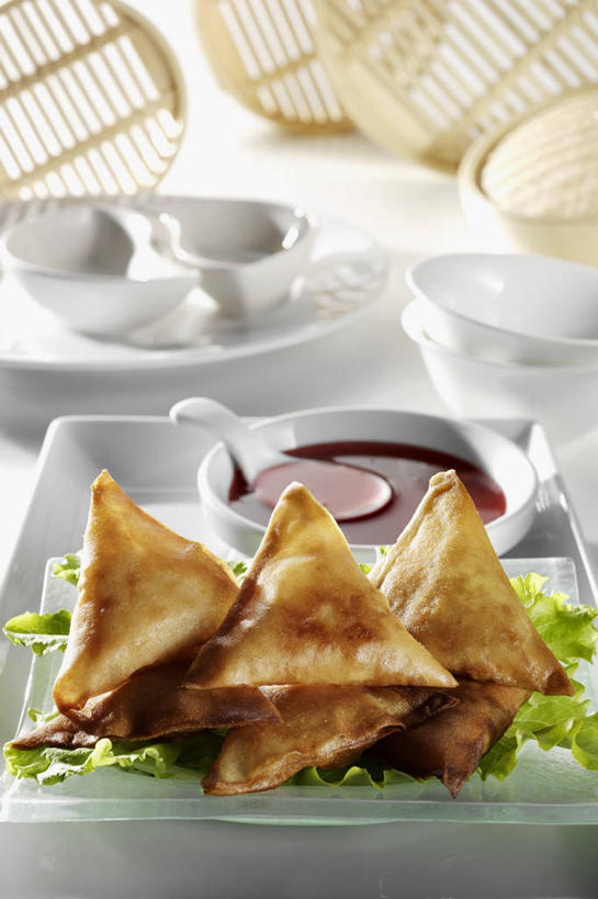 面食,无人,竖图,俯视,室内,特写,白天,中餐,餐桌,桌子,蔬菜,餐具,一堆,许多,阴影,堆叠,堆积,新鲜,反射,碟子,盘,影子,调料,酱料,酱汁,佐料,料理,食品,饺子,面点,调味品,调味料,酱,小吃,食物,盘子,碟,中式,有机食品,绿色食品,餐台,堆,水饺,三角饺,彩图,高角度拍摄