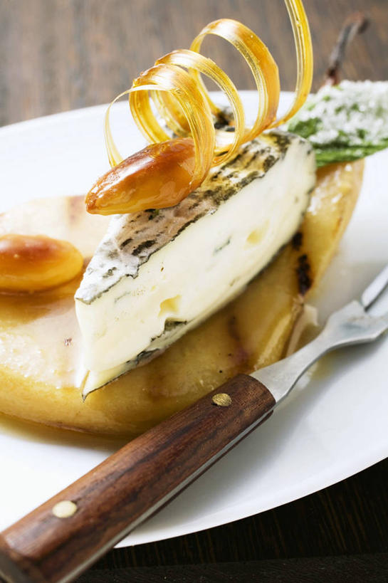 奶酪,无人,竖图,俯视,室内,特写,白天,烹饪,西餐,餐桌,桌子,梨,餐具,水果,一把,阴影,新鲜,反射,叉子,碟子,盘,影子,生食,干酪,起司,料理,食品,果实,芝士,营养,菜肴,美食,食物,白色,盘子,碟,乳酪,香梨,西式,佳肴,有机食品,绿色食品,餐台,乳制品,发酵,餐叉,蓝纹奶酪,斯提耳顿干酪,进餐用具,生梨,彩图,高角度拍摄