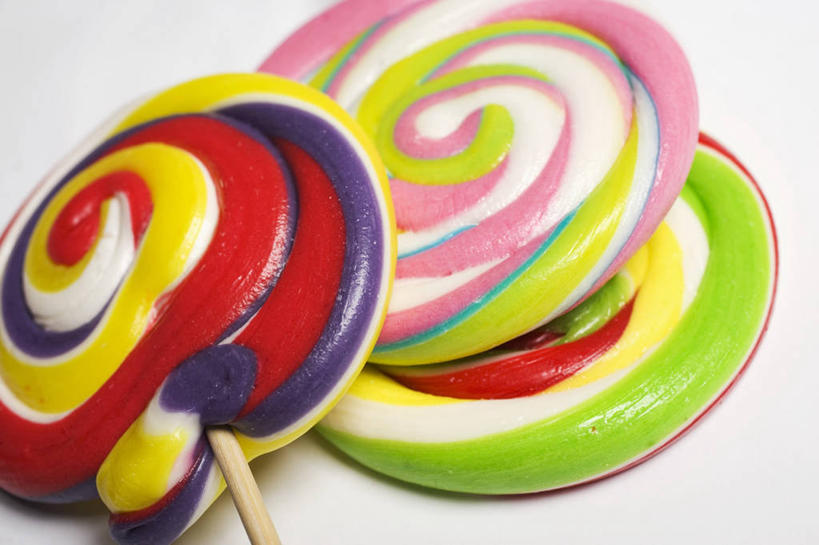 无人,横图,俯视,彩色,室内,特写,白天,白色背景,桌面,桌子,一堆,阴影,堆叠,堆积,花纹,反射,木制,棒棒糖,螺旋,影子,食品,糖,糖果,甜点,甜品,食物,三个,木制品,甜食,摄影,影棚,堆,波板糖,彩图,高角度拍摄,影棚拍摄,拍摄