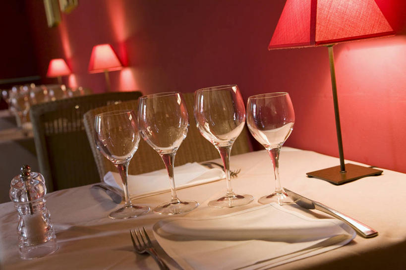 无人,餐厅,横图,室内,白天,正面,餐桌,台灯,桌子,杯子,餐具,照明,一排,整齐,叉子,刀叉,刀子,高脚杯,罐子,墙,灯光,红酒杯,墙壁,墙面,玻璃制品,灯,排列,红色,玻璃瓶,酒杯,瓶子,灯具,四个,餐台,照亮,葡萄酒杯,照明设备,队列,餐刀,餐叉,蚕茧,家蚕茧,桑蚕茧,玻璃杯,进餐用具,彩图,餐馆,饭店,饭馆