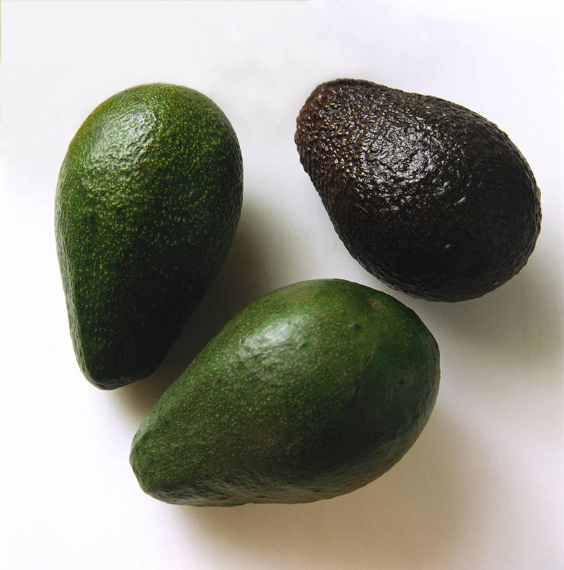 无人,竖图,俯视,室内,特写,白天,白色背景,桌面,桌子,水果,阴影,新鲜,反射,木制,影子,生食,食品,果实,食物,三个,绿色,木制品,酪梨,鳄梨,摄影,有机食品,绿色食品,影棚,油梨,樟梨,牛油果,彩图,高角度拍摄,影棚拍摄,拍摄