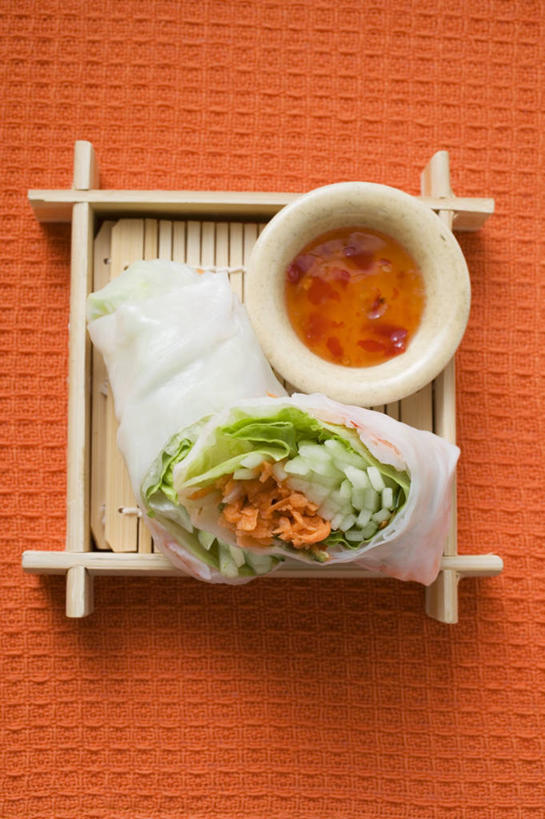 无人,竖图,俯视,室内,特写,白天,烹饪,桌面,桌子,萝卜,胡萝卜,蔬菜,餐具,橙色背景,阴影,新鲜,反射,木制,碟子,盘,影子,陶瓷,调料,酱料,酱汁,佐料,料理,食品,陶瓷制品,调味品,调味料,酱,辣酱,春卷,菜肴,美食,食物,盘子,木制品,容器,碟,碗,摄影,佳肴,有机食品,绿色食品,影棚,储藏,辣椒酱,储存,薄饼,春饼,越菜,越南菜,越南料理,红萝卜,甘荀,彩图,高角度拍摄,影棚拍摄,拍摄,贮存