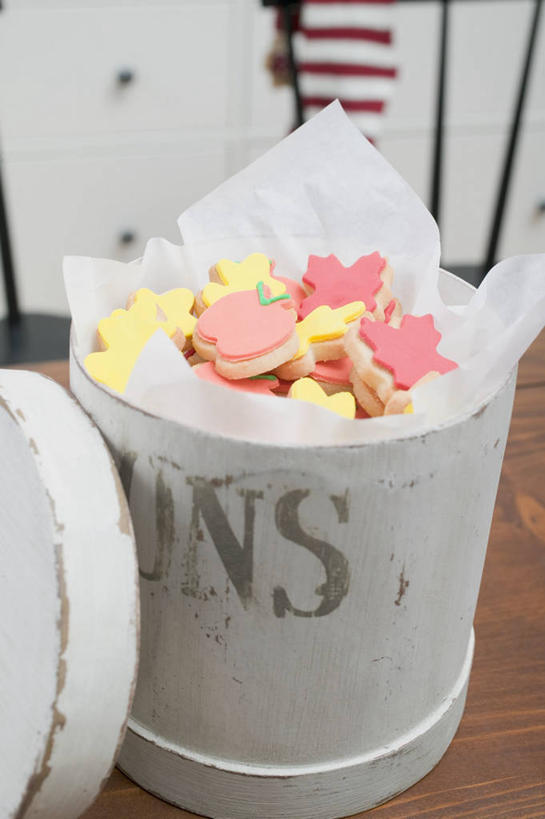 点心,无人,竖图,俯视,室内,特写,白天,桌面,桌子,一堆,许多,阴影,堆叠,堆积,反射,木制,英文,标志,罐头,罐子,文字,影子,字符,字母,食品,曲奇,标识,食物,一个,木制品,饼干,零食,单个,堆,英文字母,罐头食品,曲奇饼,曲奇饼干,彩图,高角度拍摄