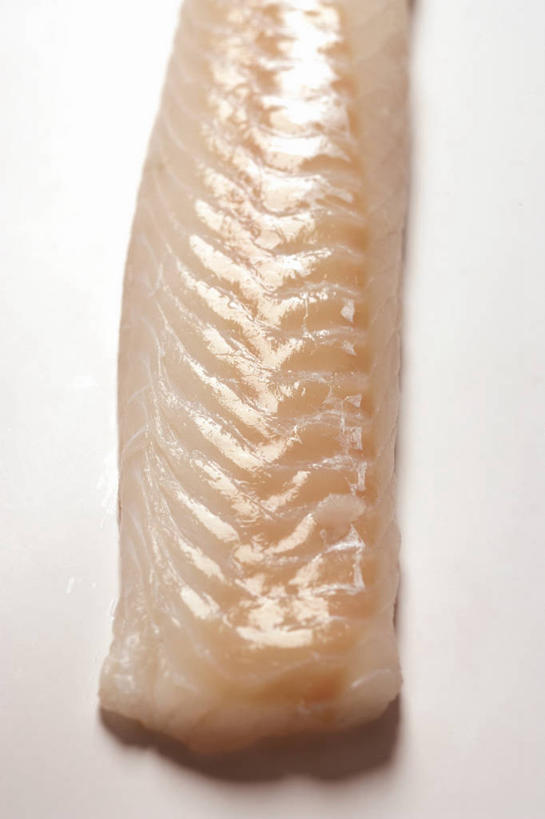 海鲜,无人,竖图,俯视,室内,特写,白天,白色背景,桌面,桌子,阴影,反射,纹路,木制,鱼,纹理,影子,肉,鱼肉,水产,肉类,鱼类,海洋生物,木制品,摄影,影棚,水生动物,海产品,水生物,肉食,海底动物,鳕鱼,肌理,鳘鱼,彩图,高角度拍摄,影棚拍摄,拍摄