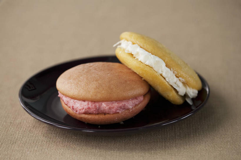 点心,无人,横图,俯视,室内,特写,白天,桌面,桌子,餐具,阴影,反射,木制,碟子,盘,影子,食品,甜点,甜品,食物,糕点,两个,盘子,木制品,碟,甜食,摄影,影棚,褐色背景,马卡龙,玛卡龙,杏仁小圆饼,彩图,高角度拍摄,影棚拍摄,拍摄