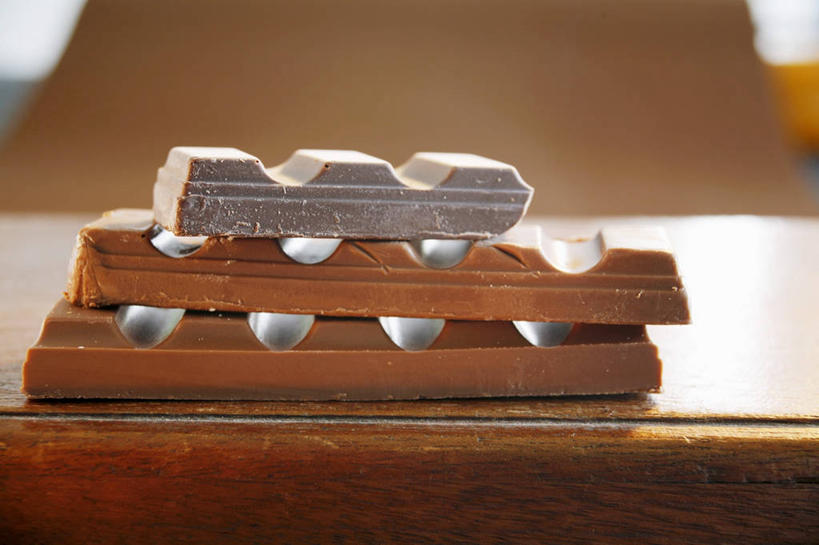 无人,横图,室内,特写,白天,正面,桌面,桌子,一排,阴影,朦胧,模糊,整齐,反射,木制,影子,食品,糖,糖果,甜点,甜品,食物,排列,三个,木制品,甜食,巧克力,朱古力,堆,队列,牛奶巧克力,彩图