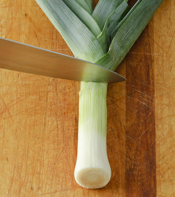 无人,竖图,俯视,室内,特写,白天,桌面,桌子,蔬菜,金属制品,一把,阴影,新鲜,反射,金属,木制,工具,影子,韭菜,食品,刀具,食物,一个,木制品,刀,摄影,有机食品,绿色食品,影棚,单个,菜刀,起阳草,韭,山韭,长生韭,切菜刀,彩图,高角度拍摄,影棚拍摄,拍摄