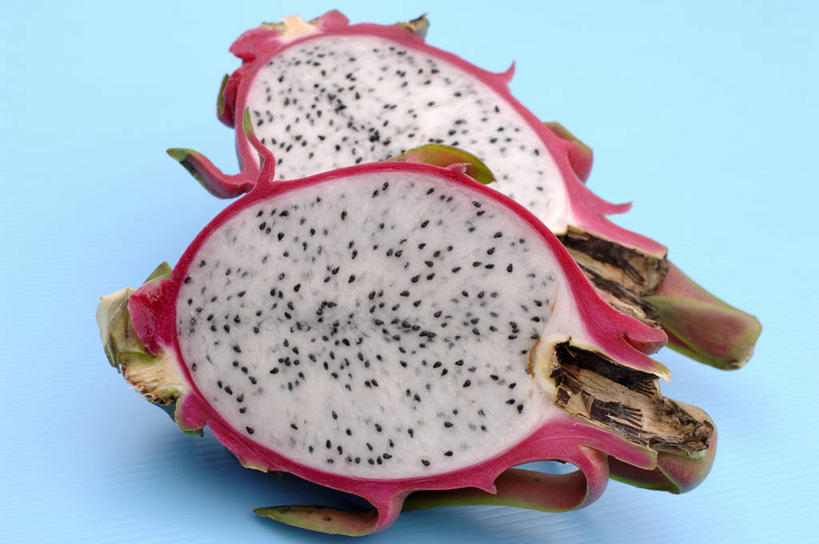 无人,横图,俯视,室内,特写,白天,桌面,桌子,水果,切开,阴影,蓝色背景,新鲜,反射,木制,影子,生食,食品,果实,火龙果,食物,一个,木制品,切,青龙果,摄影,有机食品,绿色食品,影棚,单个,剖面,切面,麒麟果,彩图,高角度拍摄,影棚拍摄,拍摄