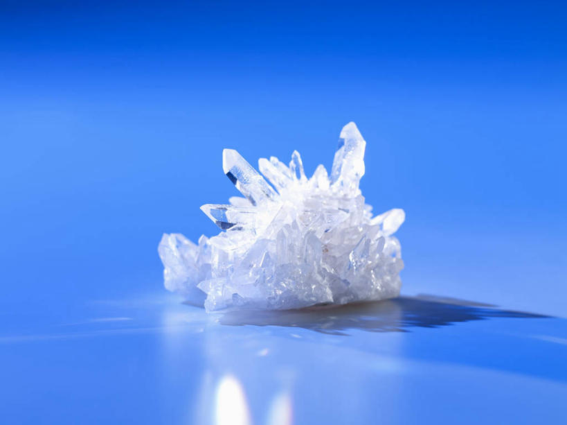 无人,横图,俯视,室内,特写,白天,桌面,桌子,静物,阴影,蓝色背景,反射,纹路,木制,纹理,影子,水晶,白色,木制品,摄影,影棚,肌理,水晶制品,彩图,高角度拍摄,影棚拍摄,拍摄