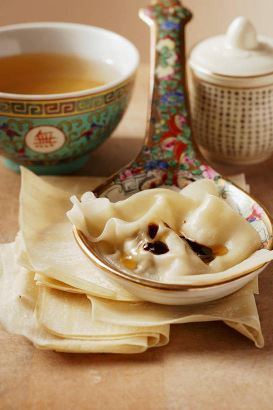 点心,馄饨,面食,无人,竖图,俯视,室内,特写,白天,桌面,桌子,杯子,阴影,反射,木制,影子,勺子,陶瓷,料理,食品,面点,陶瓷制品,美食,食物,木制品,容器,水杯,调羹,汤匙,碗,中式,摄影,影棚,储藏,储存,扁肉,茶杯,彩图,高角度拍摄,影棚拍摄,拍摄,馄饨汤,贮存