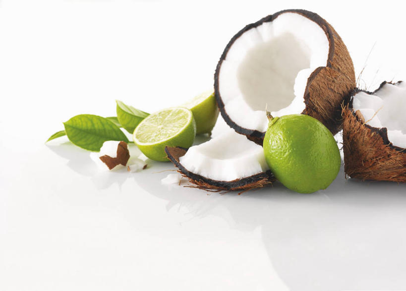 果汁,无人,横图,俯视,室内,特写,白天,白色背景,植物,桌面,桌子,椰子,水果,叶子,阴影,新鲜,反射,木制,纹理,影子,生食,食品,果实,绿叶,饮品,食物,饮料,绿色,木制品,嫩叶,摄影,有机食品,绿色食品,影棚,椰汁,椰子汁,可口,横截面,剖面,肌理,酸橙,大椰,胥余,椰瓢,越王头,代代,适口,截面,截面图形,叶,叶片,叶脉,橙子,橙,彩图,高角度拍摄,影棚拍摄,拍摄