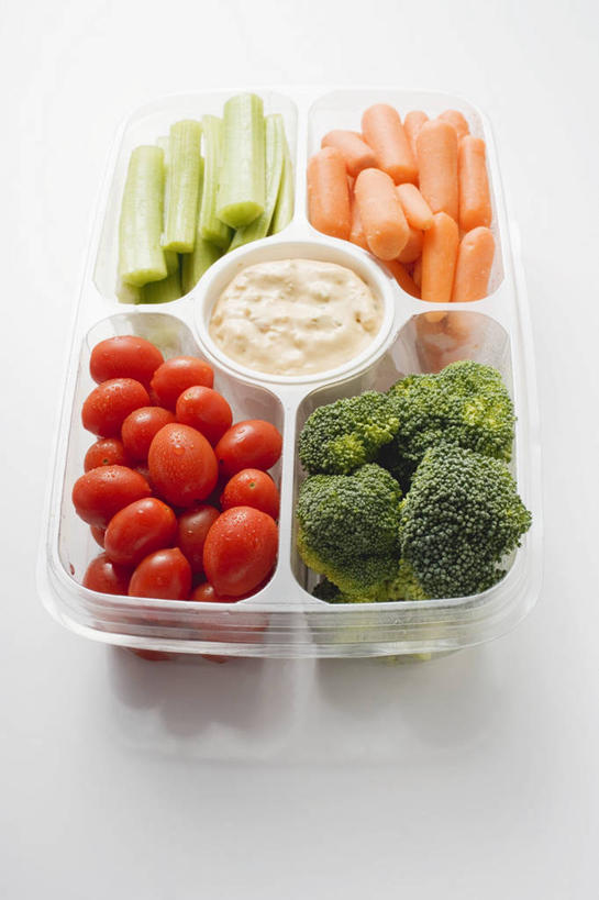 无人,竖图,俯视,室内,特写,白天,白色背景,桌面,桌子,萝卜,胡萝卜,芹菜,蔬菜,西红柿,小番茄,阴影,新鲜,反射,木制,影子,塑料,花菜,花椰菜,西兰花,生食,蔬菜沙拉,沙拉,食品,色拉,沙律,盒子,食物,木制品,容器,塑料制品,摄影,有机食品,绿色食品,影棚,色拉酱,储藏,椰菜花,储存,千岛酱,甘蓝花,小西红柿,樱桃小番茄,珍珠小番茄,樱桃番茄,药芹,水芹,圣女果,红萝卜,旱芹,甘荀,番茄,彩图,高角度拍摄,影棚拍摄,拍摄,贮存