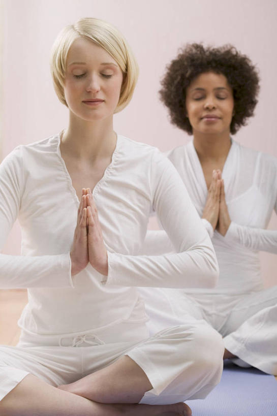 西方人,两个人,伙伴,朋友,坐,闭眼,盘腿,竖图,室内,白天,正面,运动服,锻炼,瑜伽,友谊,运动,欧洲,非洲,黑人,欧洲人,服装,祝福,虔诚,衣服,白色,祈祷,双手合十,养生,摄影,服饰,影棚,衣着,穿着,感谢,合掌,合十礼,合掌礼,合十,莲华合掌,感恩,莲花式,衣饰,体育,友情,年轻女性,女人,女性,白种人,非洲人,闭眼睛,闭着眼,闭着眼睛,盘腿而坐,盘膝,盘着腿的,盘着腿坐,双腿交叉,坐着,半身,彩图,影棚拍摄,健身,拍摄,运动装