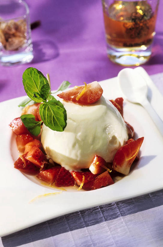 无人,竖图,俯视,室内,特写,白天,植物,桌面,桌子,草莓,浆果,杯子,餐具,水果,叶子,阴影,新鲜,反射,木制,碟子,盘,纹理,影子,生食,食品,冰激凌,果实,绿叶,草药,药草,清凉,中药,玻璃制品,食物,绿色,盘子,木制品,水杯,碟,冷饮,舒服,嫩叶,冰淇淋,有机食品,绿色食品,解暑,解渴,药材,中草药,雪糕,圣代,车叶草,舒爽,中药材,本草,活血丹,肌理,冰糕,消暑,茜草,血见愁,地苏木,血茜草,叶,叶片,叶脉,玻璃杯,洋莓,水果皇后,红莓,地莓,彩图,高角度拍摄,水果冰激凌,新地