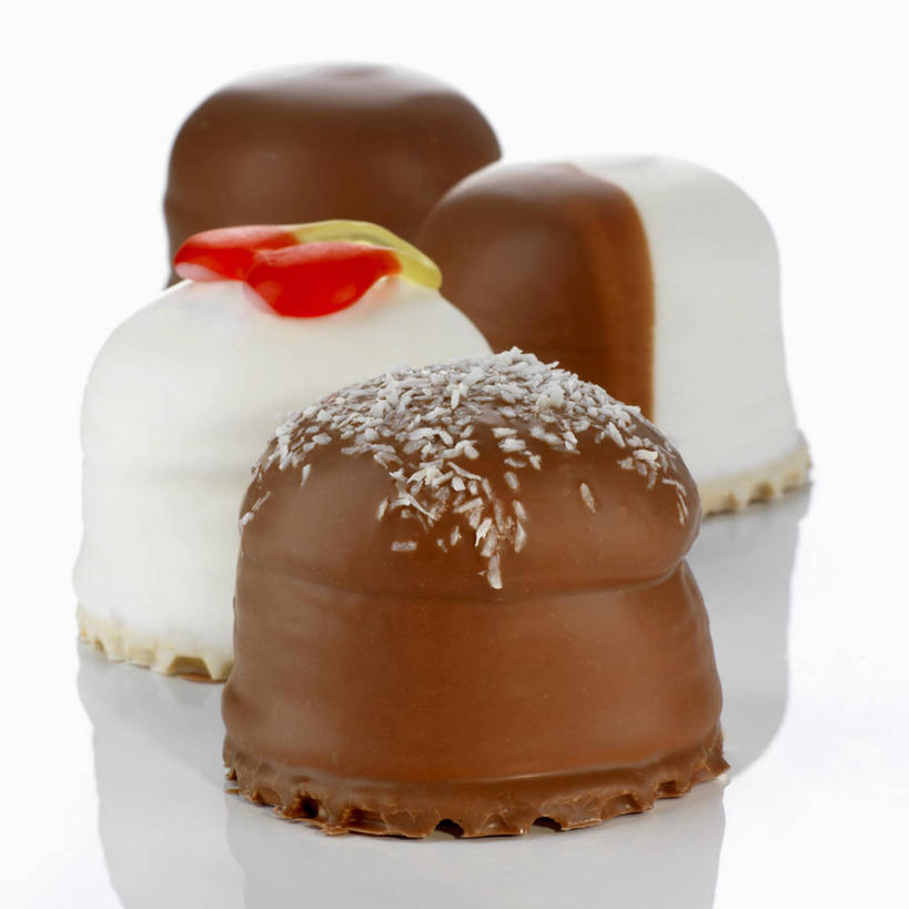 无人,方图,俯视,室内,特写,白天,白色背景,桌面,桌子,阴影,反射,木制,影子,食品,糖,糖果,甜点,甜品,软糖,白巧克力,棉花糖,食物,木制品,甜食,巧克力,四个,摄影,影棚,朱古力,黑巧克力,彩图,高角度拍摄,影棚拍摄,拍摄