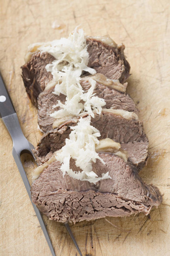 无人,竖图,俯视,室内,特写,白天,烹饪,西餐,桌面,桌子,餐具,金属制品,阴影,反射,纹路,金属,木制,叉子,纹理,影子,肉,牛肉,料理,食品,菜肴,美食,肉类,食物,木制品,西式,佳肴,耐寒,肉食,餐叉,肌理,辣根,忌湿,喜凉,马萝卜,十字花,进餐用具,彩图,高角度拍摄