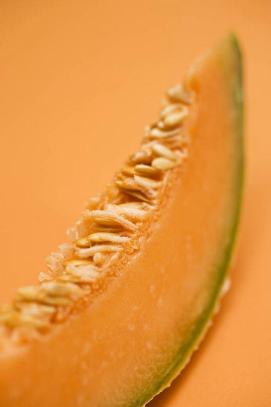 无人,竖图,俯视,室内,特写,白天,桌面,桌子,水果,橙色背景,阴影,新鲜,反射,木制,影子,哈密瓜,生食,食品,果实,甜瓜,食物,木制品,橙色,摄影,有机食品,绿色食品,影棚,横截面,网纹瓜,甘瓜,剖面,截面,截面图形,彩图,高角度拍摄,影棚拍摄,拍摄