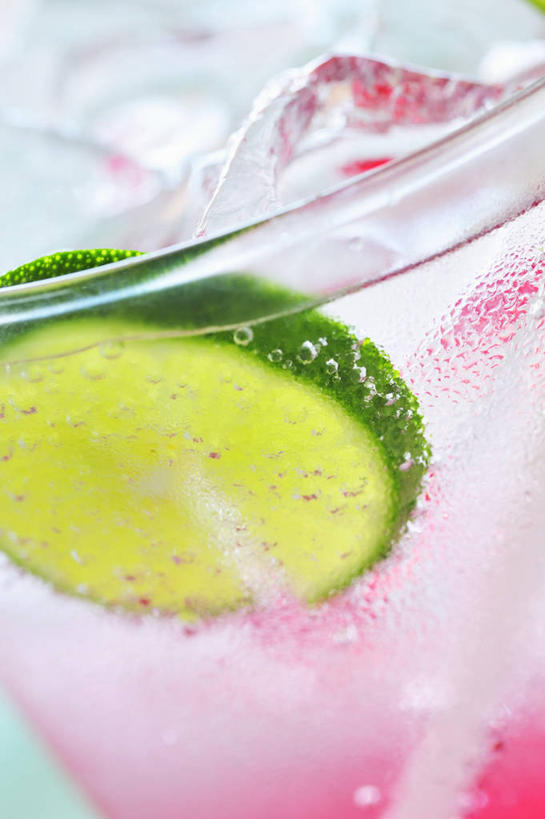 无人,竖图,俯视,室内,特写,白天,水,水果,波纹,朦胧,模糊,新鲜,透明,液体,气泡,水滴,生食,食品,果实,涟漪,漩涡,水泡,水珠,食物,绿色,水纹,泡泡,有机食品,绿色食品,圆弧,苏打,横截面,剖面,酸橙,代代,碳酸钠,化学物质,纯碱,碱面,截面,截面图形,橙子,橙,彩图,高角度拍摄