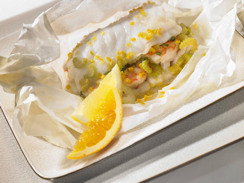 海鲜,无人,横图,俯视,室内,特写,白天,快乐,桌面,桌子,柑橘,餐具,水果,阴影,新鲜,反射,木制,鱼,包装,包装纸,碟子,铝箔纸,盘,锡箔纸,影子,纸,肉,生食,鱼肉,食品,果实,纸张,水产,肉类,鱼类,藏红花,海洋生物,食物,盘子,木制品,碟,有机食品,绿色食品,保护,番红花,包装材料,水生动物,海产品,水生物,肉食,锡箔,海底动物,鳕鱼,铝箔,西红花,鳘鱼,南极美露鳕,橘子,桔子,橙子,橙,彩图,高角度拍摄