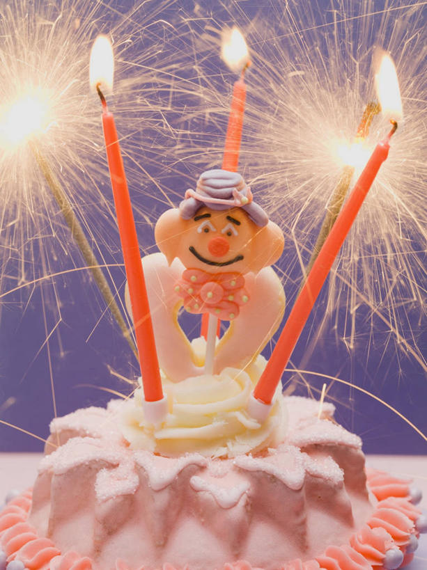 点心,无人,小丑,竖图,室内,特写,白天,正面,餐桌,桌子,蜡烛,阴影,朦胧,模糊,光线,火焰,影子,烛光,食品,甜点,甜品,燃烧,文化,食物,糕点,一个,甜食,奶油,生日蛋糕,点燃,祈祷,许愿,单个,餐台,纪念,祈求,乳制品,激凌,克林姆,淇淋,平安,丑角,彩图,蛋糕